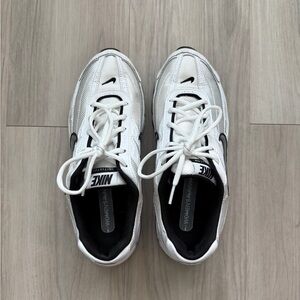 Nike Women’s Initiator Shoes